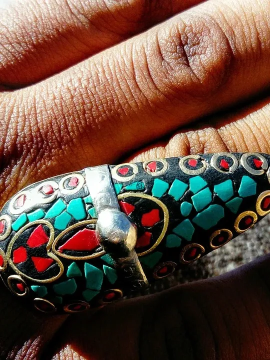 Silver Statement Ring with Chain Like Band Holding